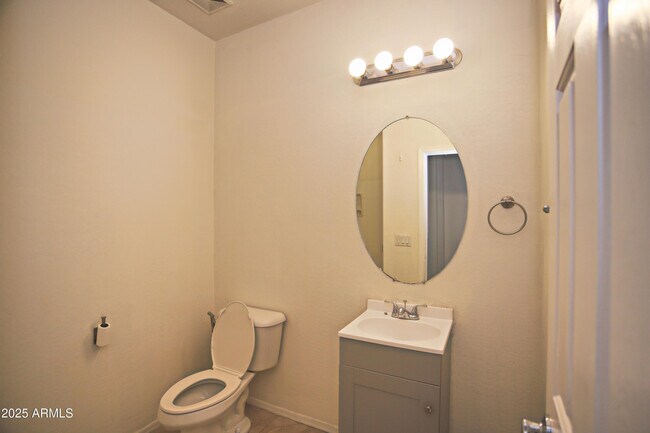 Building Photo - 1090 W Caroline Ln