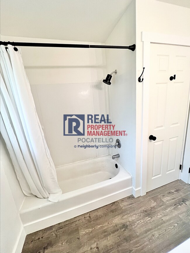 Building Photo - 1921 Monte Vista Dr