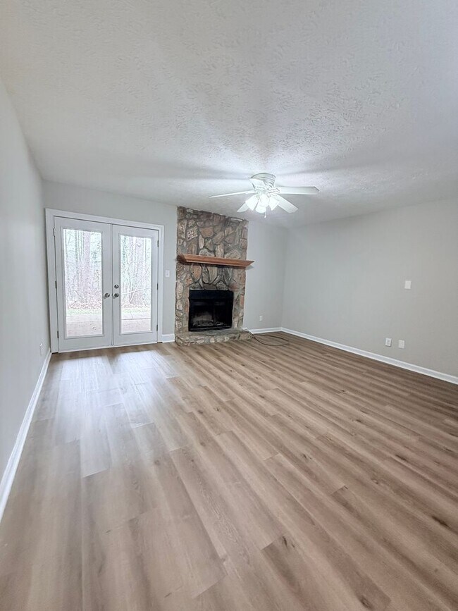 Building Photo - 2 Bedroom/2.5 bath near Lake Lanier