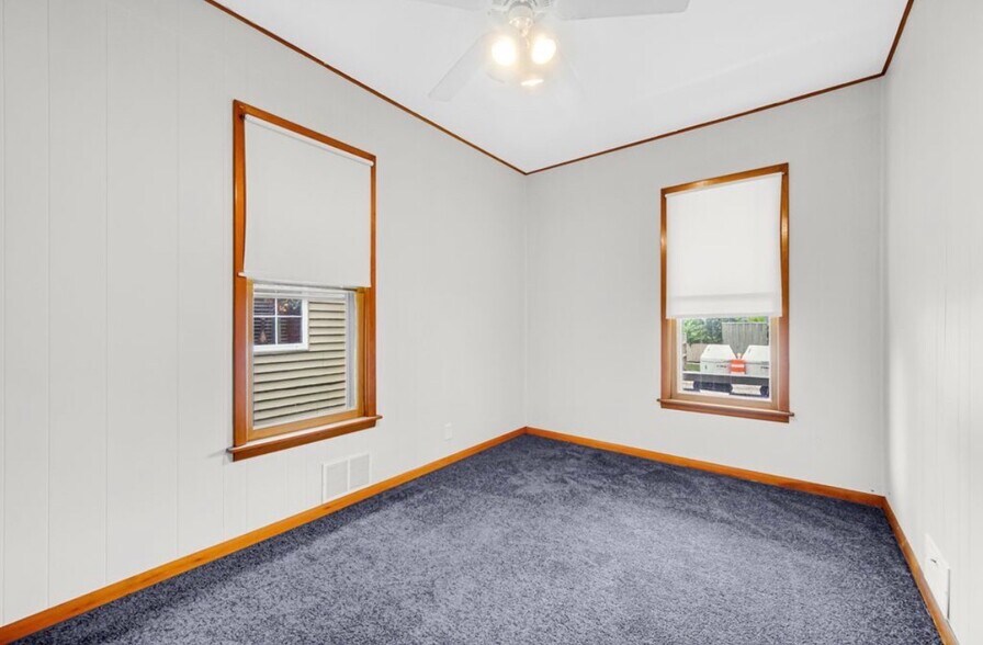 Building Photo - 1003 N Hickory St
