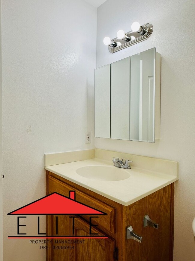 Building Photo - AVAILABLE NOW!!!