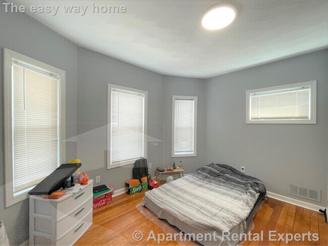 Building Photo - 48 Derby St