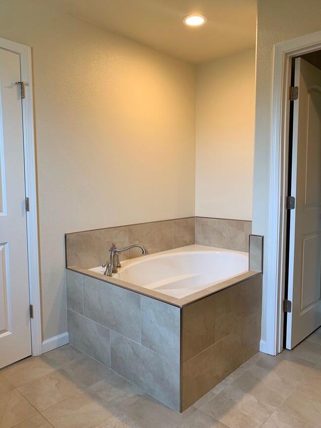 Building Photo - 4 Bedroom Home in Hollister