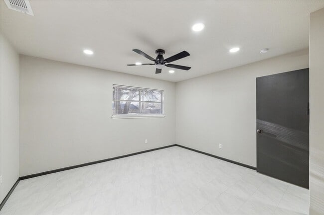Building Photo - 412 Lyndale Dr