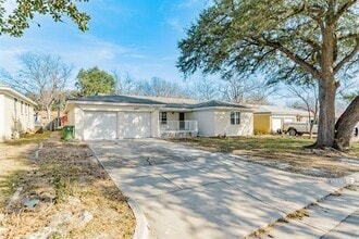 Building Photo - 5821 Circular Dr