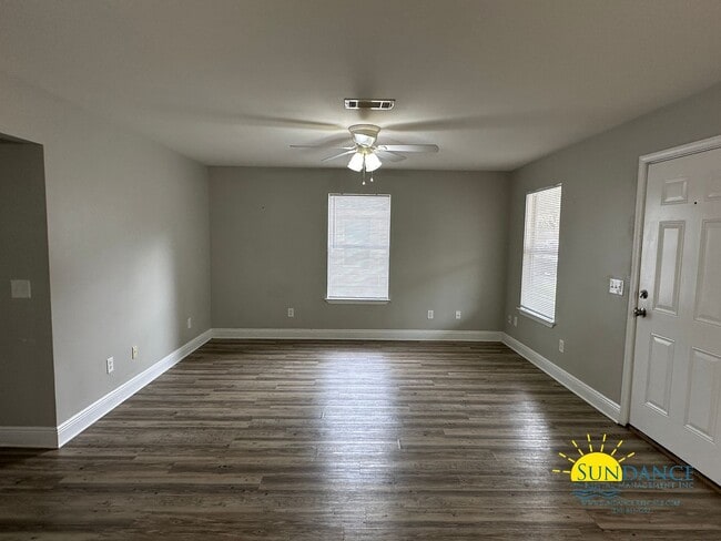 Building Photo - Stunning 3 Bedroom home in Pensacola!
