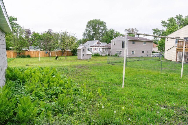 Building Photo - Bright & updated 2br Uptown home w/garage!