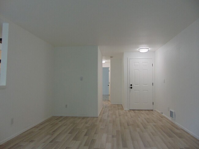 Building Photo - Beautifully Updated 2 Bedroom/2 Bath Renton Condo!