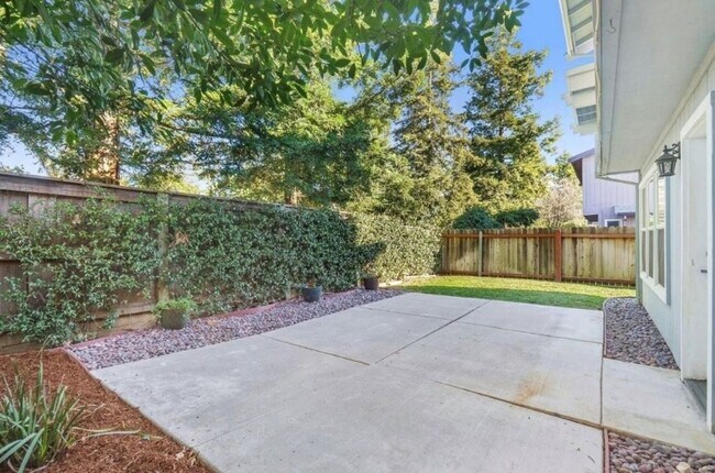 Building Photo - Charming 3-Bedroom, 2.5-Bathroom Home Avai...
