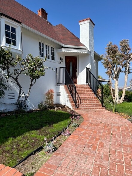 Front of House - 1170 W Summerland Ave