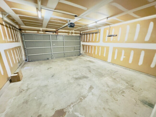 Building Photo - Spacious 4-Bedroom Home in Westwood – Lean...