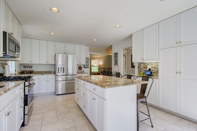 Building Photo - Cool Colonial in North Chevy Chase!