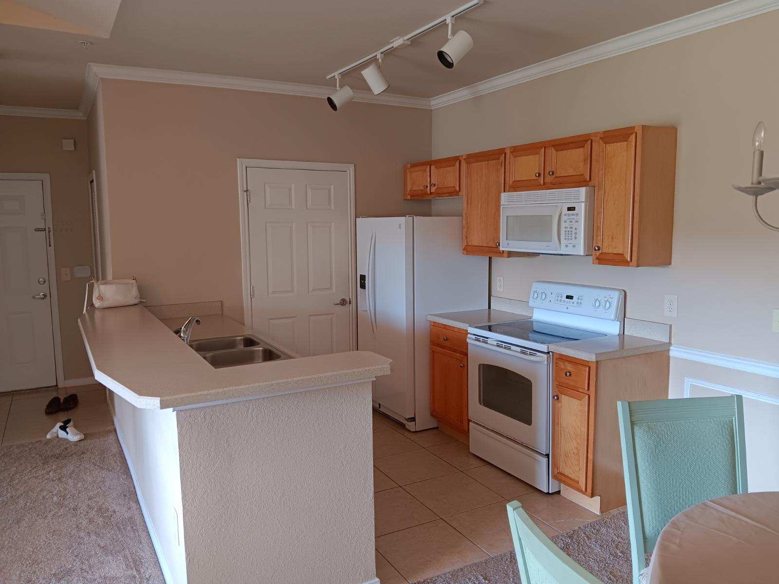 Open concept kitchen fully equipped - 275 Old Village Center Cir