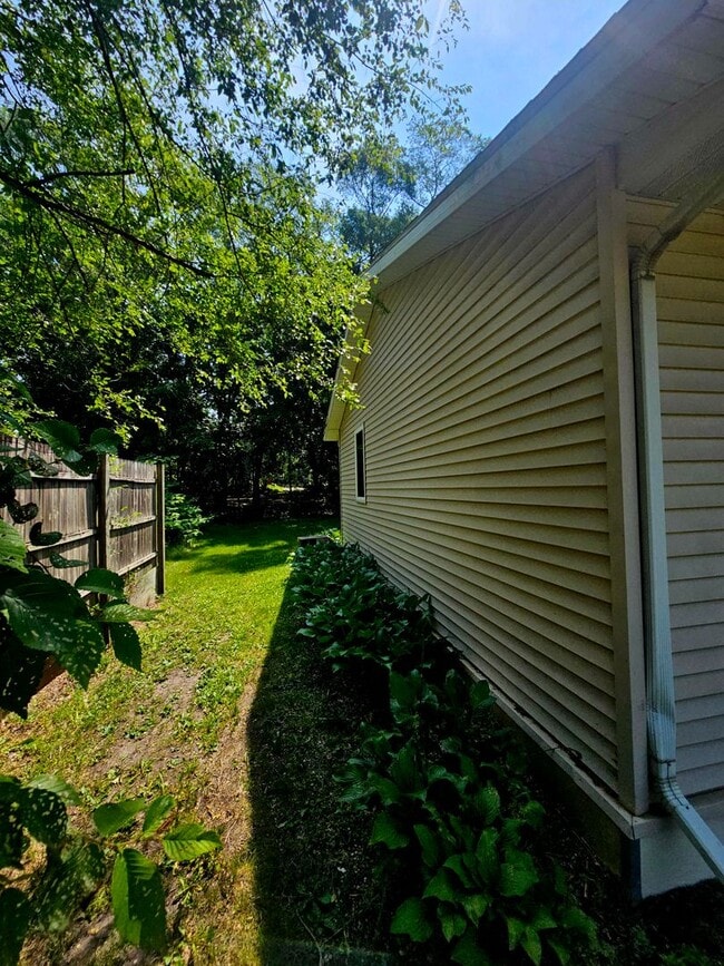 Building Photo - 3 Bedroom House built in 2003 Located in a...