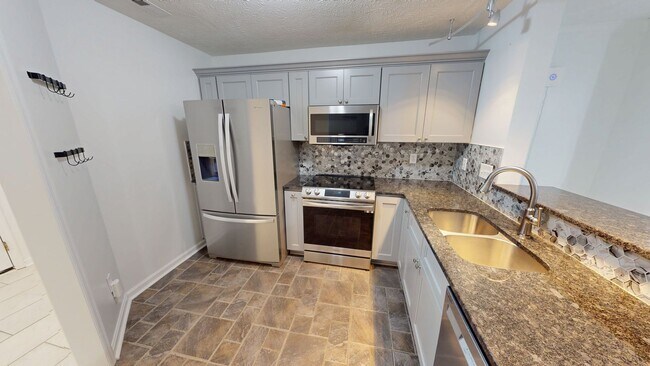 Building Photo - 3 Bedroom Condo in Kings Grant w/ Luxury Updates!