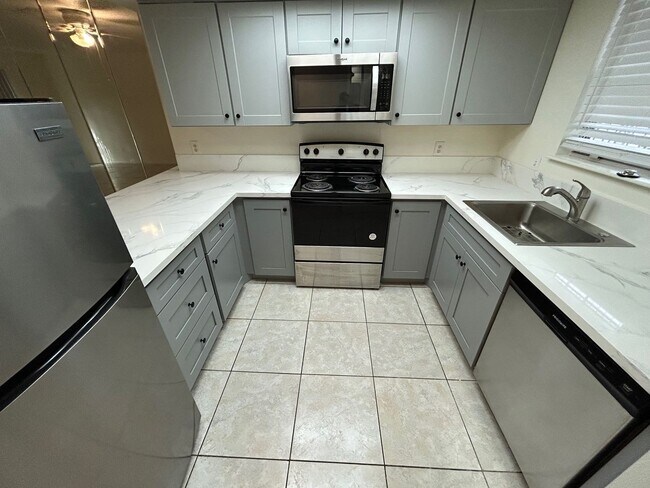 Building Photo - MOVE IN SPECIAL WITH THIS BEAUTIFUL 2 BEDROOM 2 BATHROOM CONDO IN GATED COMMUNITY