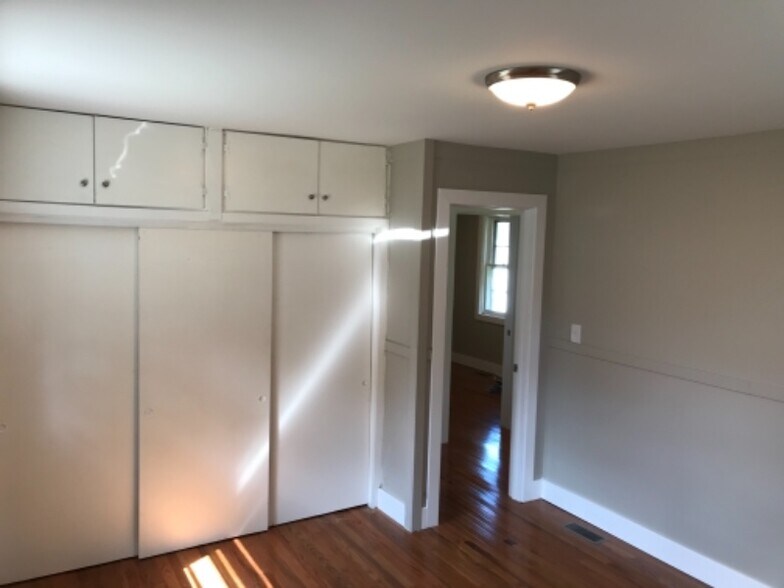 Building Photo - 916 Burris Ave