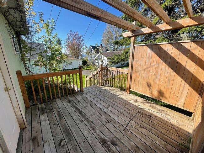 Building Photo - Incredible Lake Views-Spacious 6 Bedroom Home