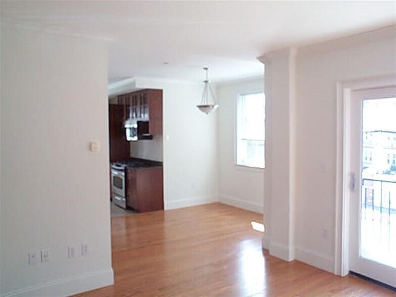 Building Photo - 165 Beacon St