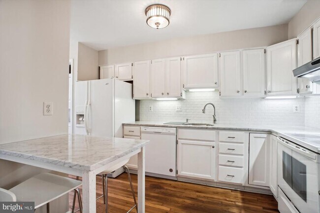 Building Photo - 450 W Glebe Rd