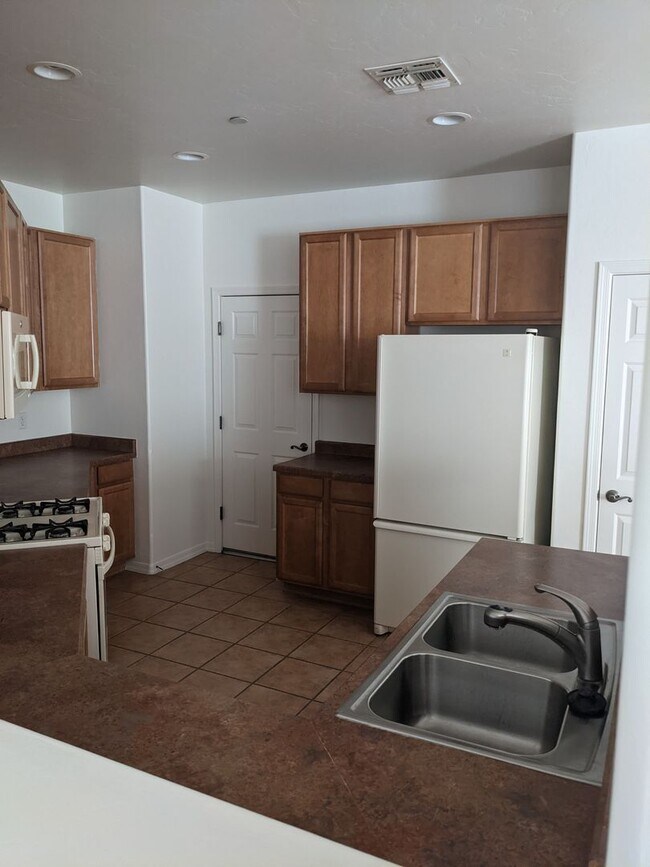 Building Photo - 4 Bedroom and 2.5 Bath Rental