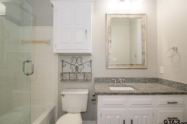 Building Photo - 5825 Hollytree Dr