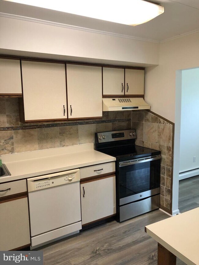 Building Photo - 1575 W St Rd