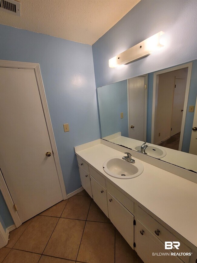 Building Photo - 512 Lake Forest Blvd