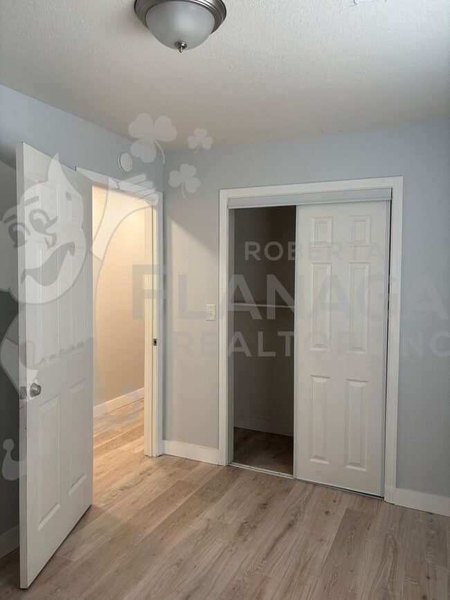 Building Photo - 3 Bedroom/ 2 Bathroom Home