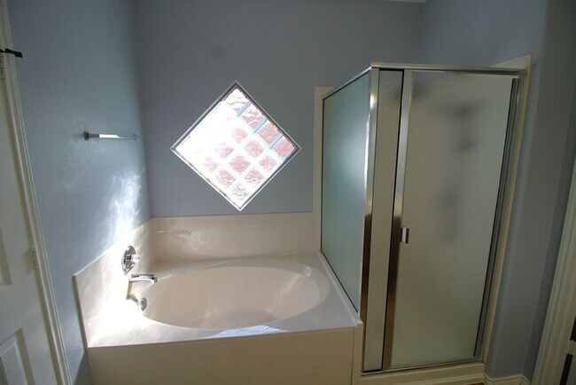 Building Photo - 6707 Rosita Oak Dr