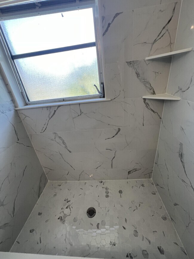 Building Photo - 1920 W Lakeview Blvd