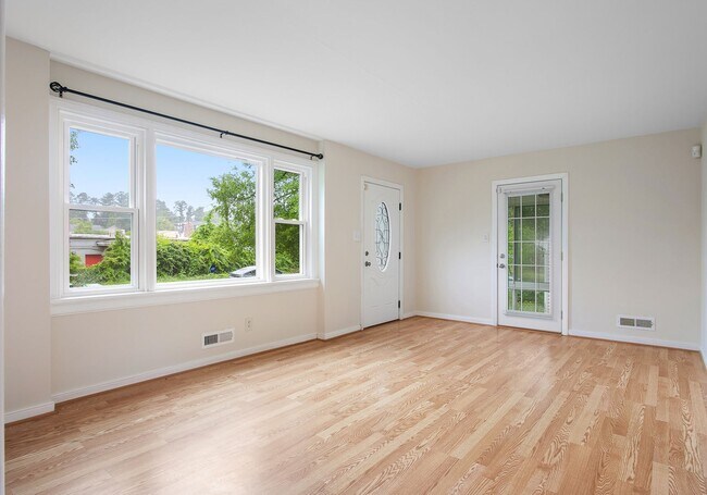 Building Photo - $2,300 / 3 br / 1.0 ba / 1,008 sqft