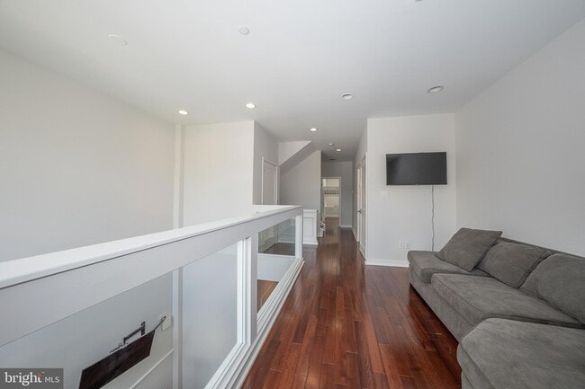 Building Photo - 601 Poplar St