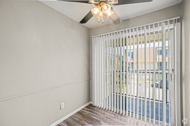 2BR, 1.5BA - 1050SF - Dining Room - Woodside Villas Apartments