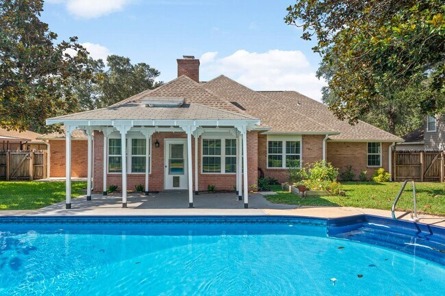 Building Photo - Spacious 4 Bedroom in Bluewater Bay w/ Large POOL!!