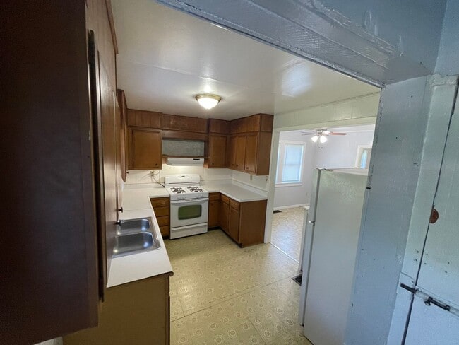 Building Photo - Older 2 bedroom house with a large yard