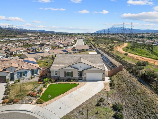 Building Photo - Stunning 4 bedroom 3 bath home in Summer Wind Trail Community