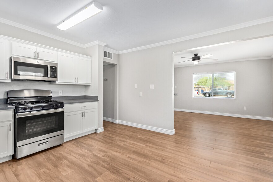 Building Photo - 527 E Whitton Ave