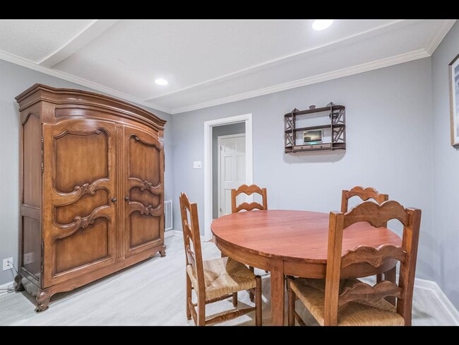 Building Photo - 9910 Pine Lake Dr