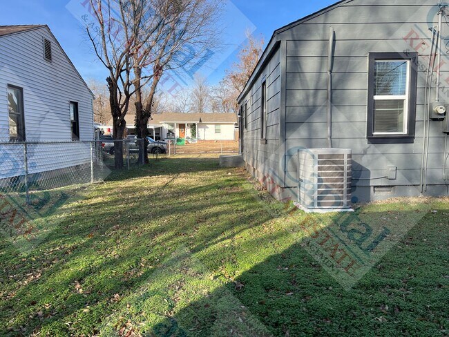 Building Photo - Cozy 2 Bedroom