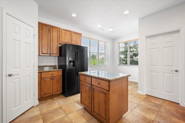 Building Photo - 131 Greenwich Cir