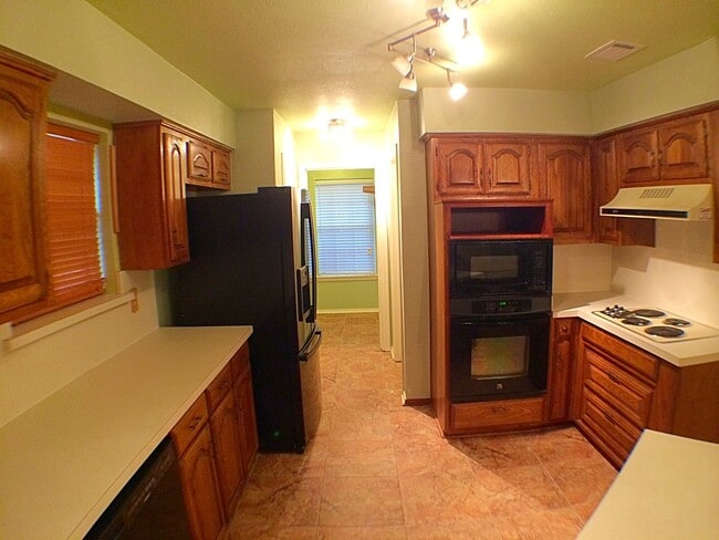 Building Photo - Charming 4 Bedroom 2.5 Bath Home In RISD!