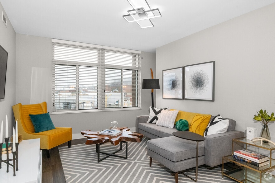 1BR, 1BA - 673SF - Living Room - The Clark