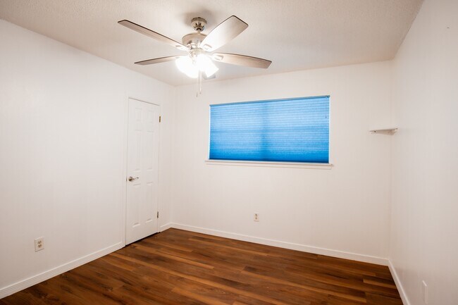 Building Photo - 1633 Stull Dr