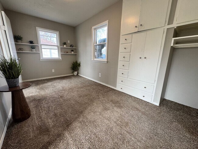 Building Photo - 2 bed, 1 bath home for rent in Waterloo