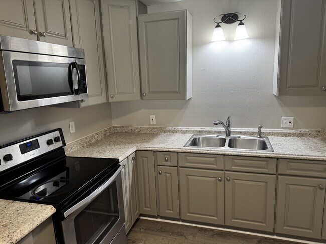 Building Photo - 212 Hazelnut St