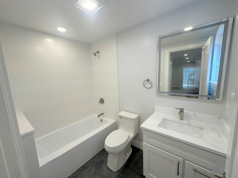 Building Photo - 33 Gore St