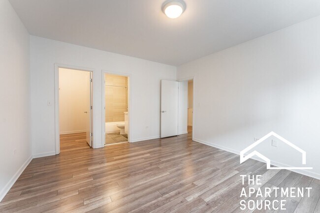 Building Photo - Modern Duplex Up: 2 Bed 2.5 Bath & In Unit W/D