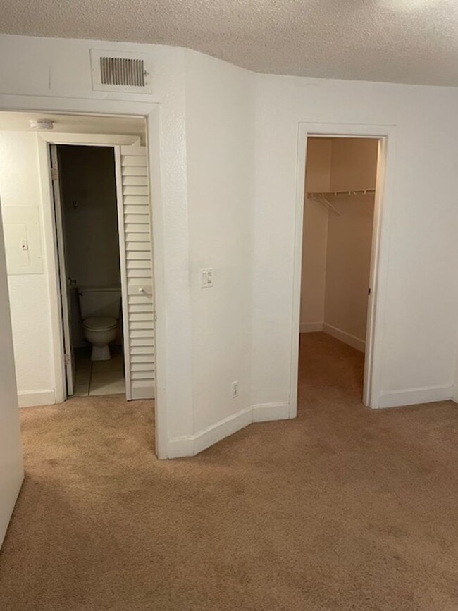 Building Photo - Lexington Place - 1126