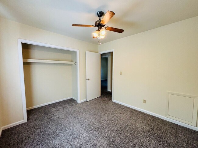 Building Photo - 111 Canterbury Ct